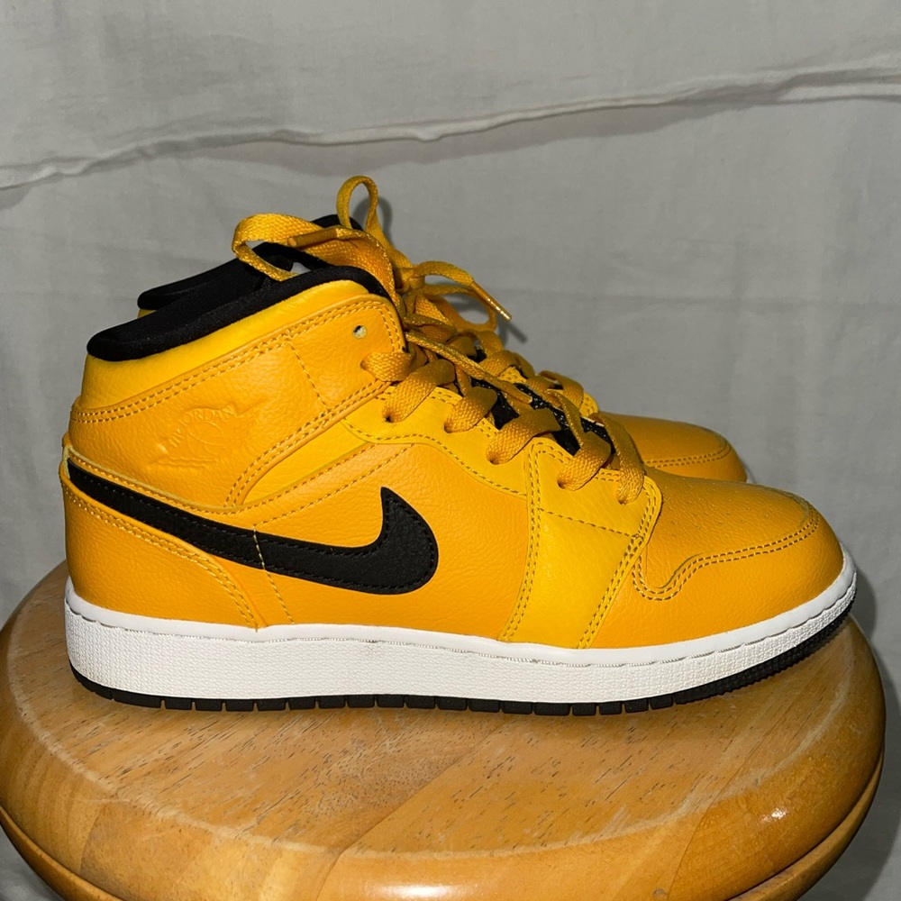 Air Jordan(GS) 1 Mid 'University Gold Black'